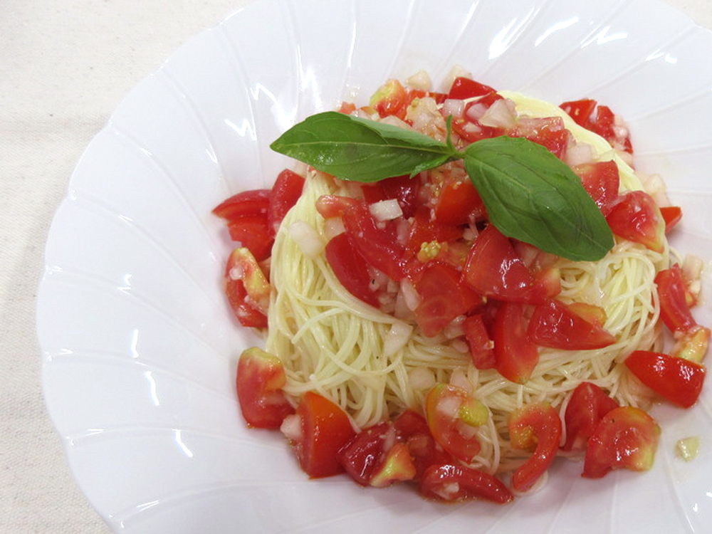 塩こうじで味付けたプチトマトのフレッシュソースとカペッリーニ