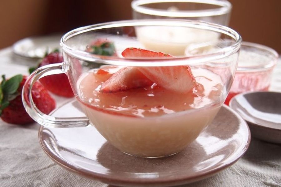 甘酒ゼリーいちご添え